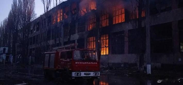 俄罗斯发动大规模空袭

当地时间12月13日，乌克兰敖德萨州州长奥列格·基佩尔表