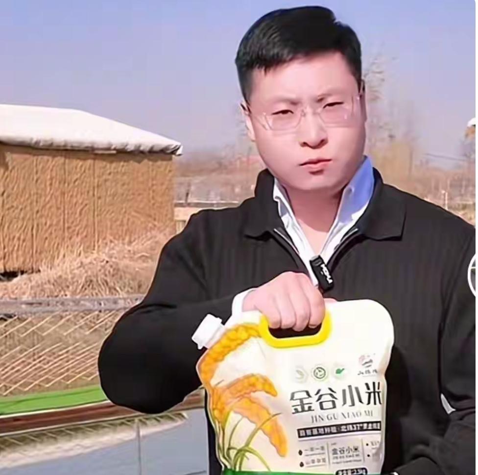 山东威海一位村支书，为推广本地金黄小米，竟开起了“雷军式”发布会。镜头前，他身着