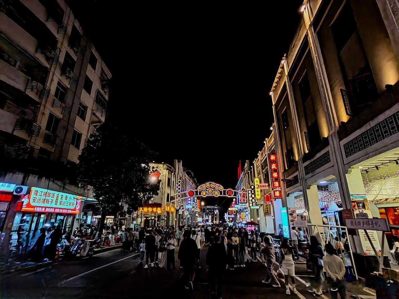 5月1日晚，我来到阳明路标准钟夜市街，感受五一节赣州文旅的热闹。白天在赣州新城区