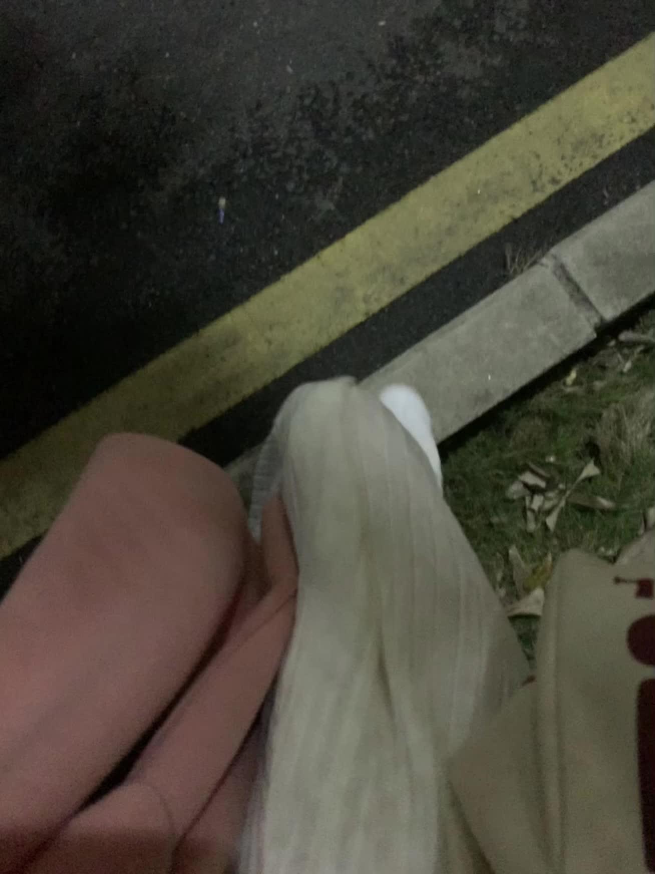“我们为了骗自己没喜欢过彼此 着急抹去了所有的痕迹”