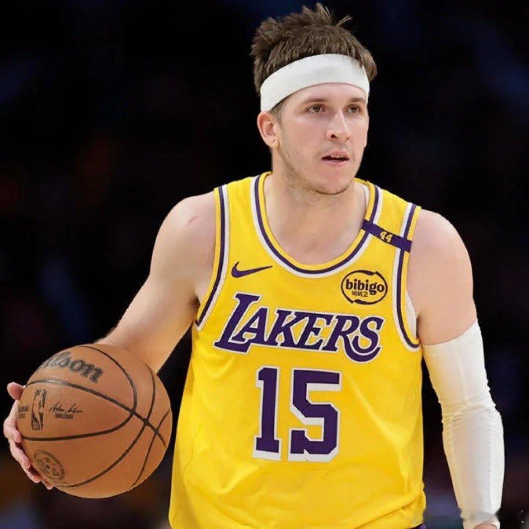 里夫斯说他今天开局表现非常糟糕，需要有所改进，这样湖人就能在比赛一开始就火力全开