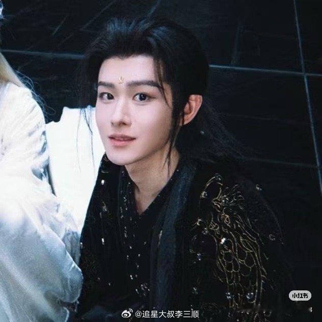 月鳞绮纪真的要来了月鳞绮纪这个剧我非常期待，之前看田嘉瑞路透，他的每一套造型都好