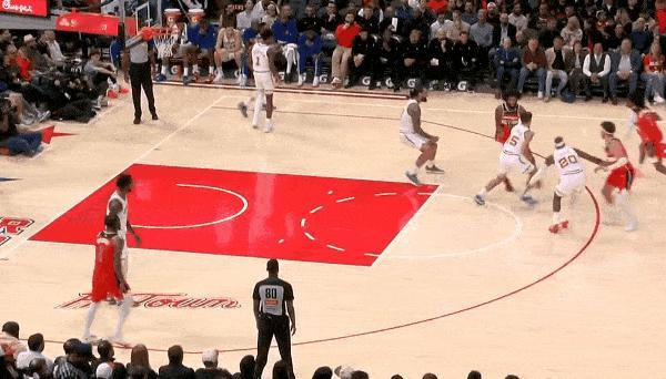 打出自信！谢泼德挡拆换防，提前起跳精准判断大帽卡灵顿


NBA常规赛，主场迎战