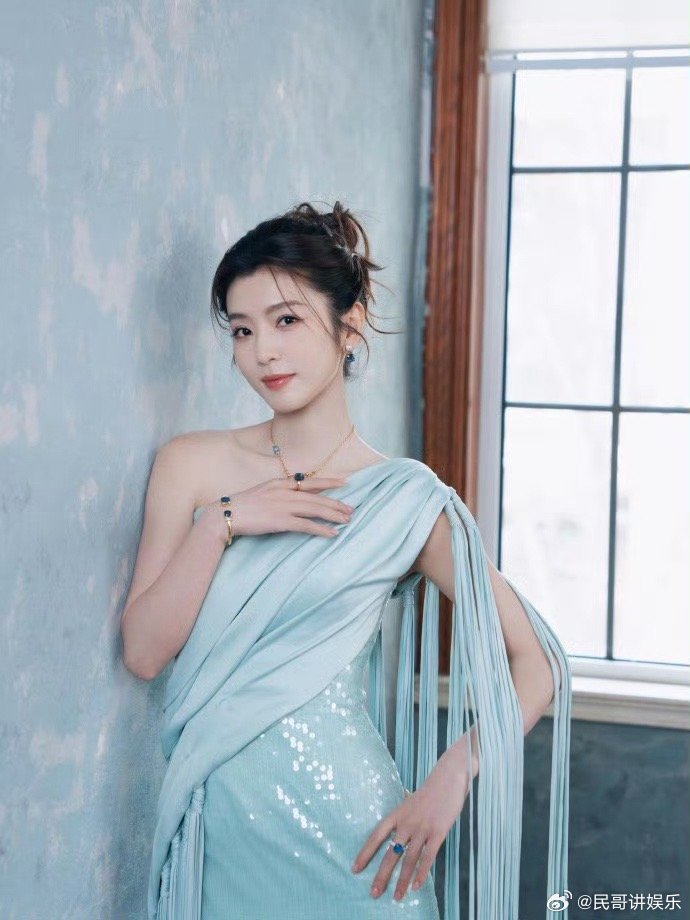 李云霄东方美人 流苏亮片斜肩裙是东方美学的现代表达，她的清爽秀雅藏在举手投足，温