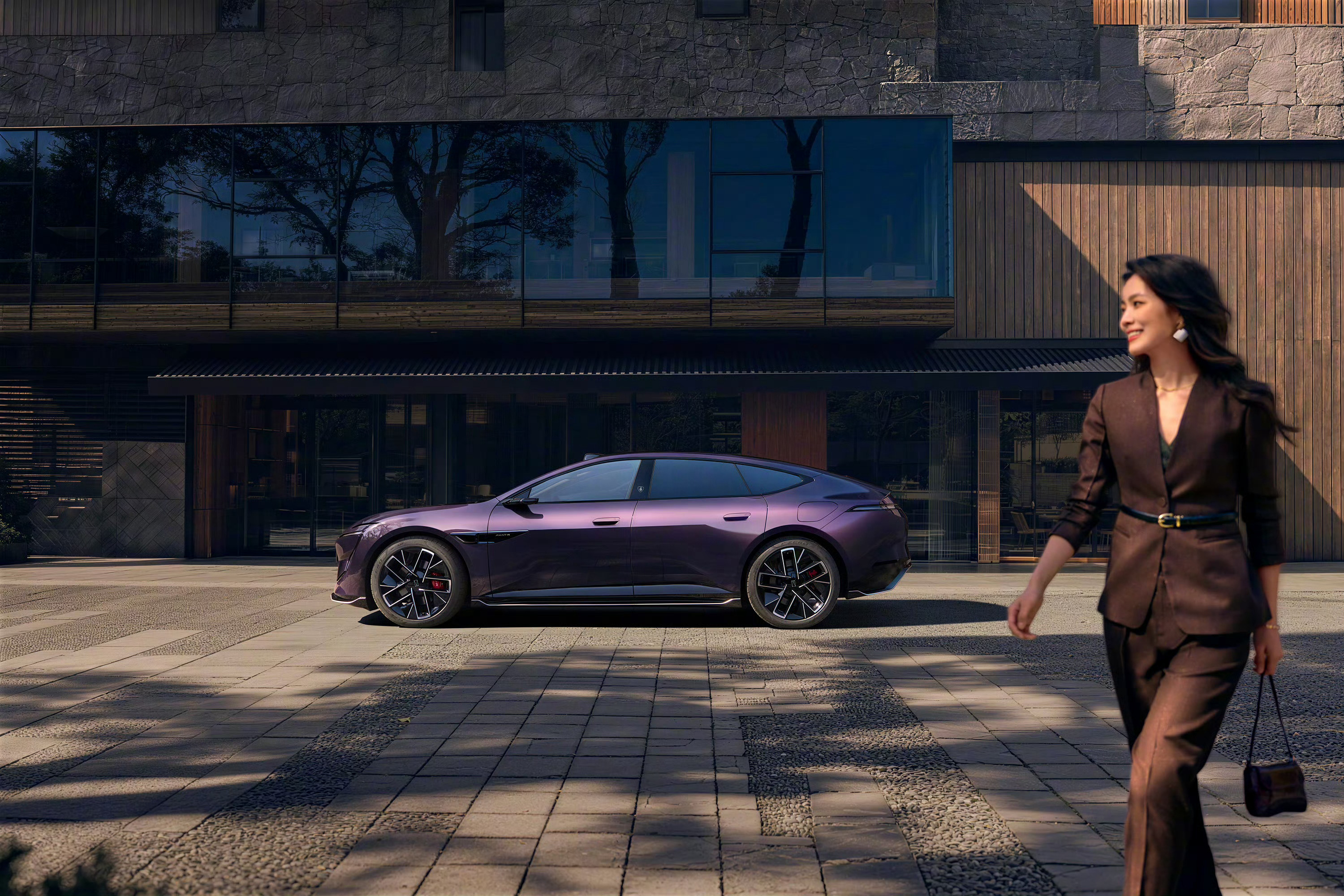 新阿维塔12重新定义时代好车在喧嚣的汽车市场，我们大多数人早已习惯了用参数和配置