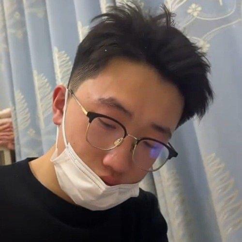 最近山东有个视频把网友的心都暖化了——一位刚做完剖宫产的妈妈，偷偷拍下丈夫帮自己