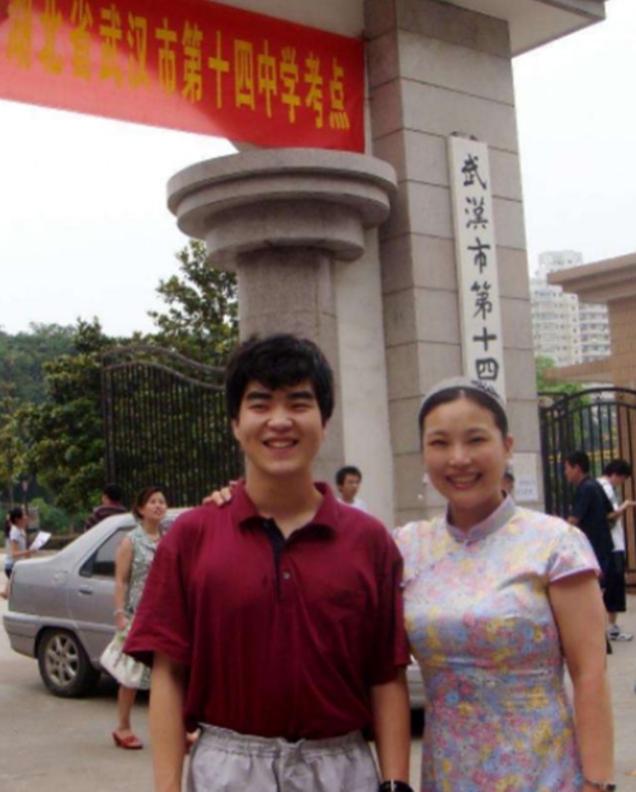 1988年，武汉女教师在医院生下一个小男孩。谁知，丈夫突然在她耳边说：“老婆，把