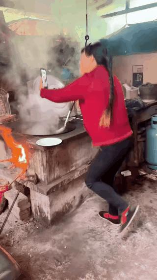 就为了拍个短视频，看把这个女人折磨成啥样了？能不能活得理性一点？不知是人疯了还是