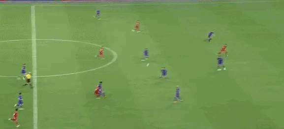 新加坡队的攻击如何？[what]行云流水，
生死判官！这球交给中国国足的后卫来防