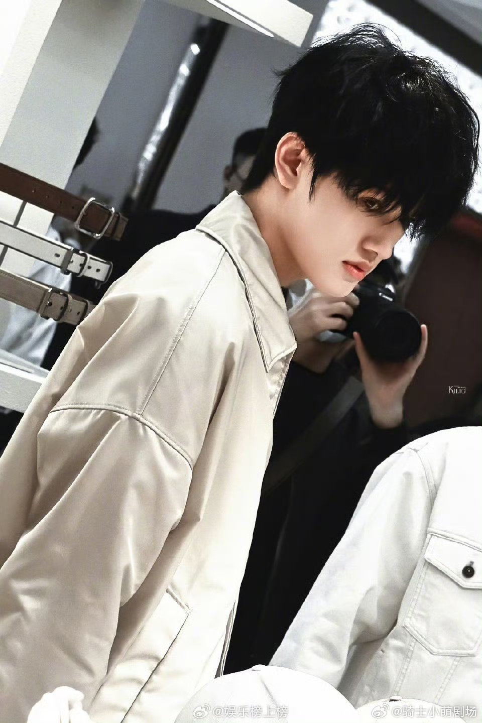 张极生日会首唱原创单曲张极直播全程看完生日会直播，最惊艳的便是原创舞台，张极嗓音