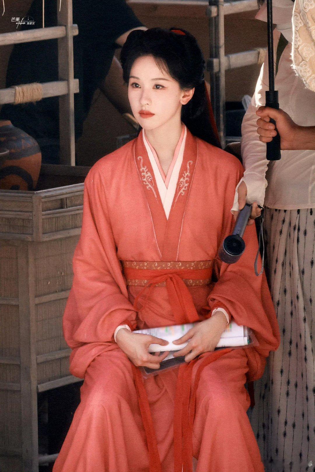 最近在拍的剧鞠婧祎《来战》李沁《咸鱼飞升》谭松韵《兰香如故》白鹿《莫离》陈都灵《