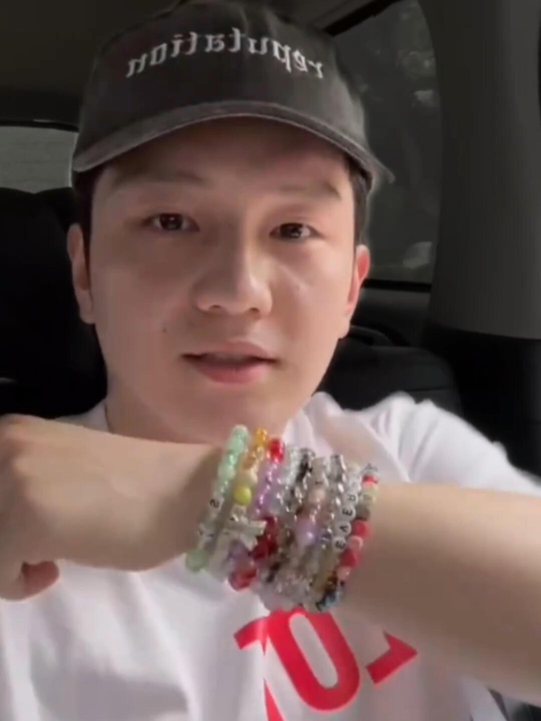 东哥的自拍一如既往，第一次见手上戴这么多水晶的男孩子，原本他好开朗的！
之前他很