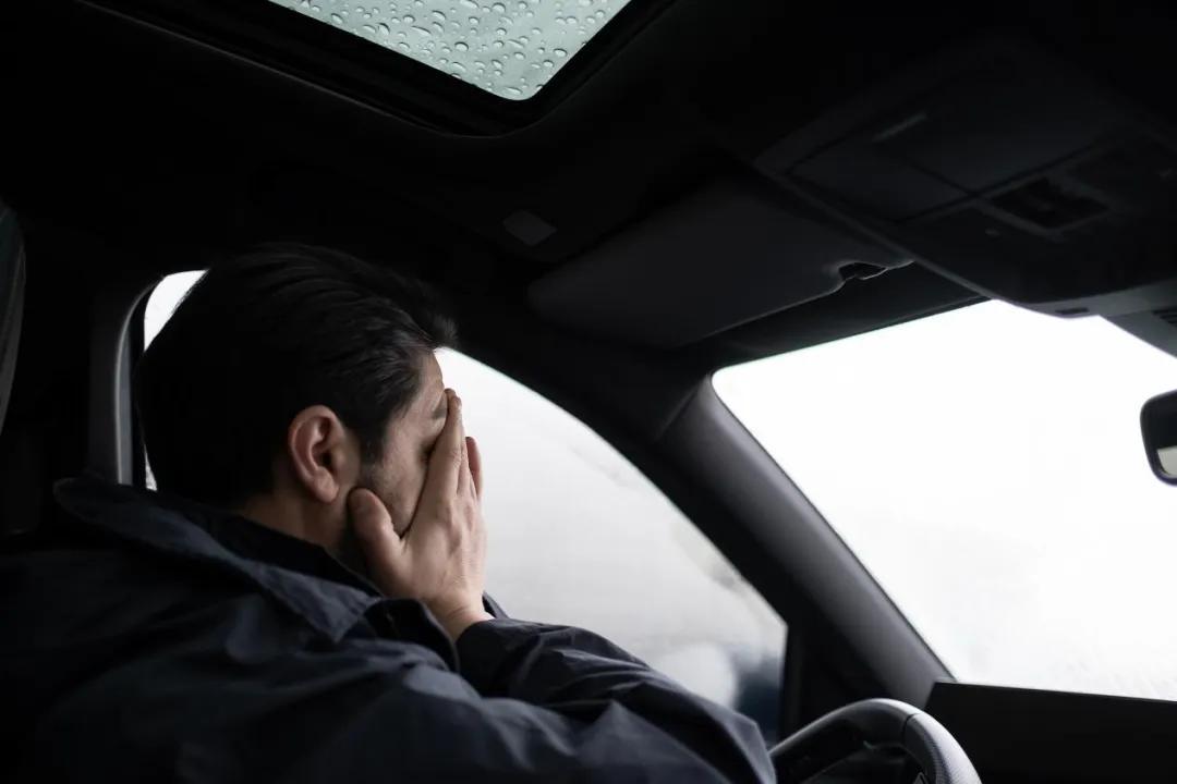 你身边有没有这样的中年男人？平时省吃俭用，舍不得给自己买一件新衣服，舍不得吃一顿