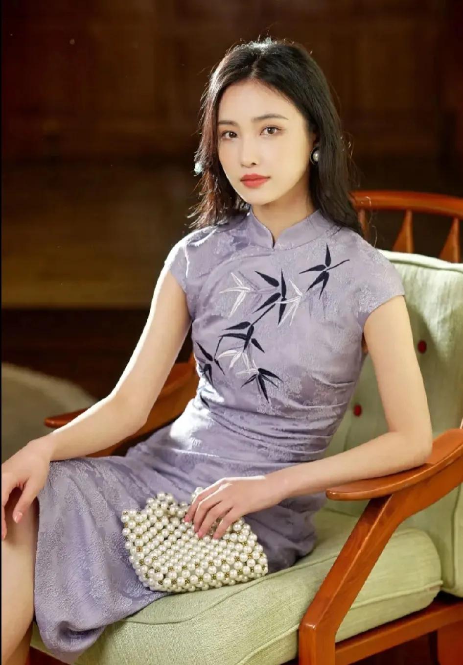 五一老同学聚会穿什么裙子好
穿改良旗袍连衣裙吧，今年很流行
好美的一条夏季款改良