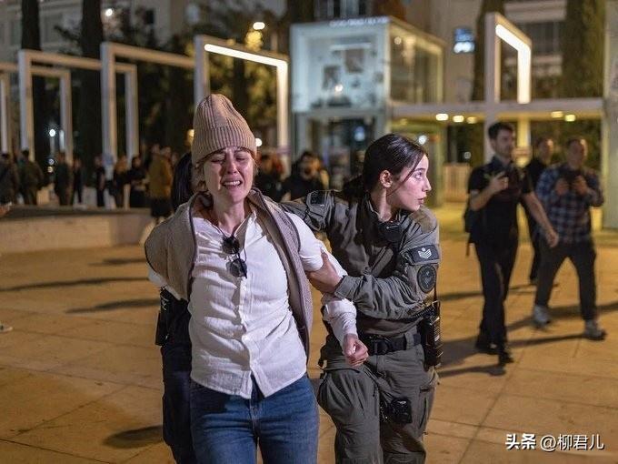 以色列特拉维夫爆发“反战”示威活动，抗议者高举「永远的战争不是策略」等标语牌谴责