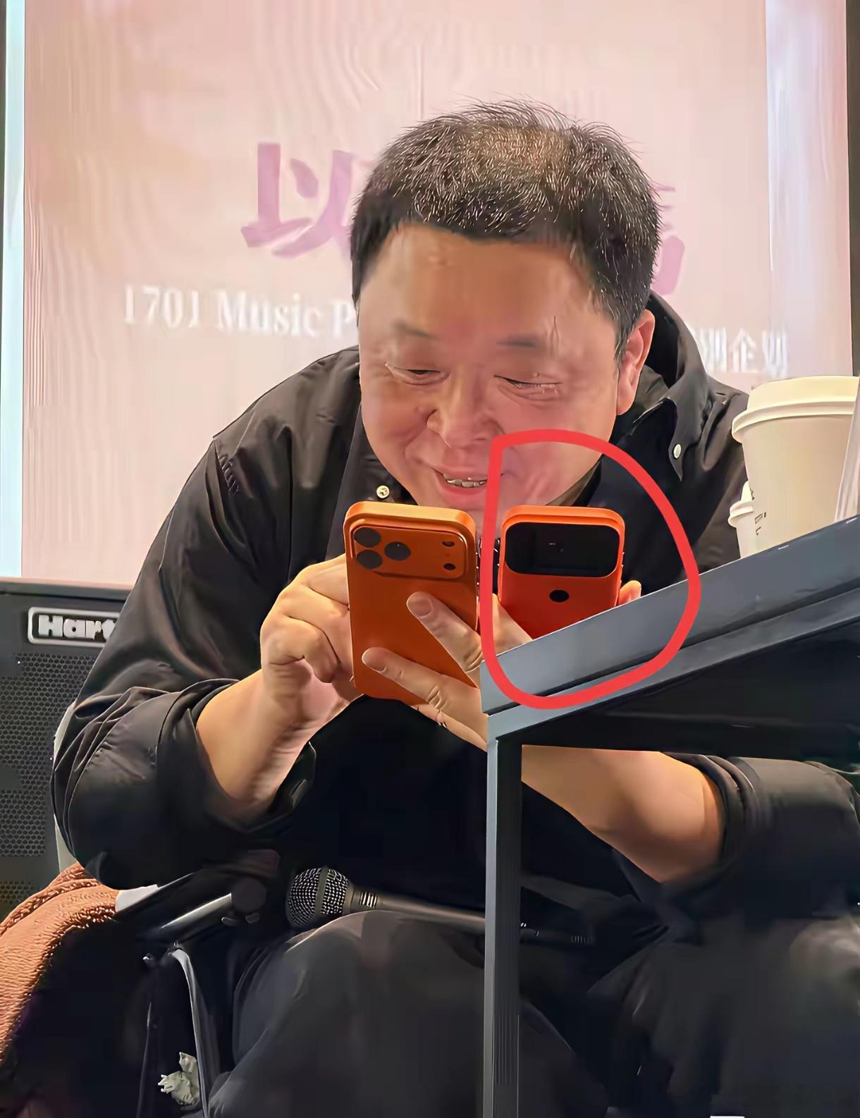 罗永浩手里面拿的是什么手机啊？左边的这个辨识度非常高，一眼就能看出来是苹果手机，