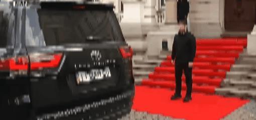 瑞典国王访问乌克兰利沃夫与泽连斯基见面拒绝与其握手，司机的手一度停在半空，挺尴尬