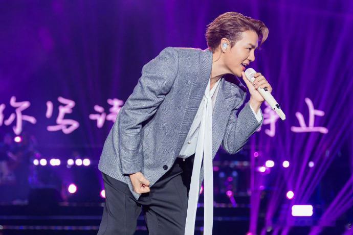 吴克群在公益的路上越走越远从情歌王子到公益人，这条路吴克群走了很久，不是转型，是