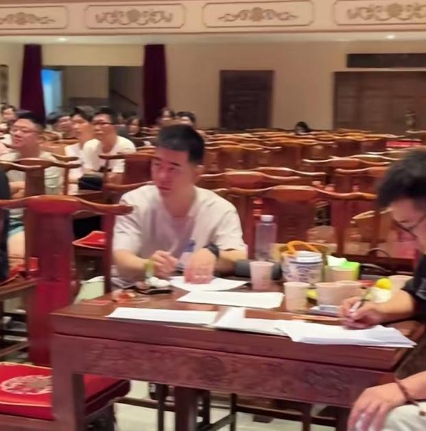 【郭德纲钦点冯照洋担任重要职务，背后暗藏着什么呢？】
近日，在郭德纲考核龙字科的
