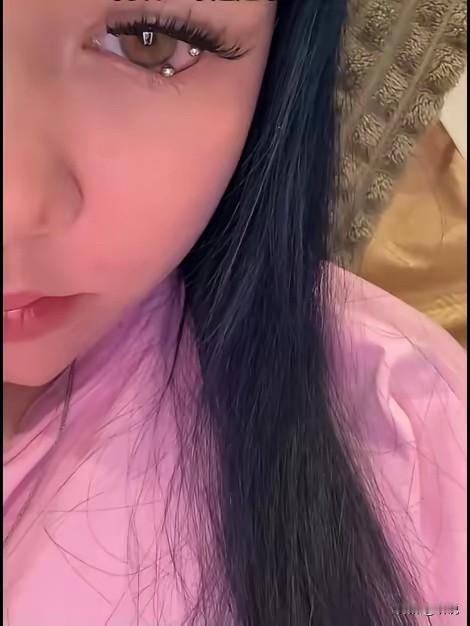 真敢啊！这个世界远比你想象中癫狂，见过打耳钉，鼻钉，舌钉的，打眼睛里也太可怕了吧