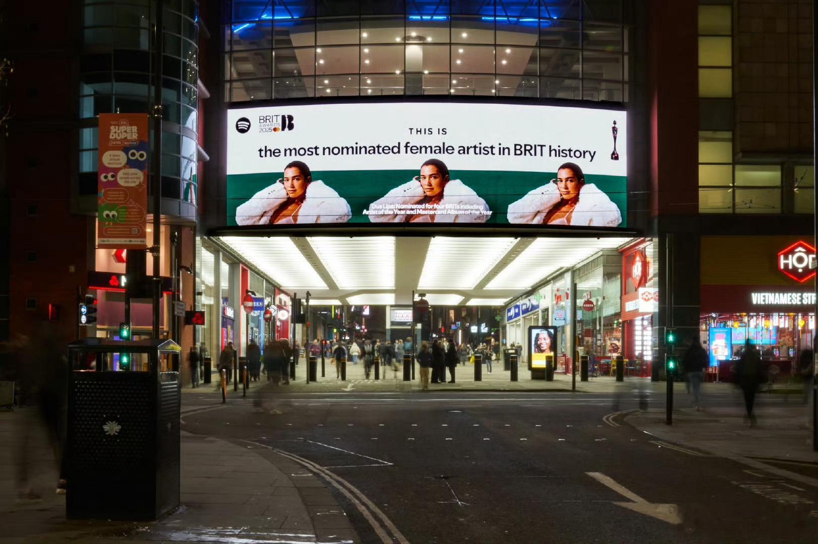 Spotify 通过 2025 Brit Awards 全英音乐奖做了一轮户外宣