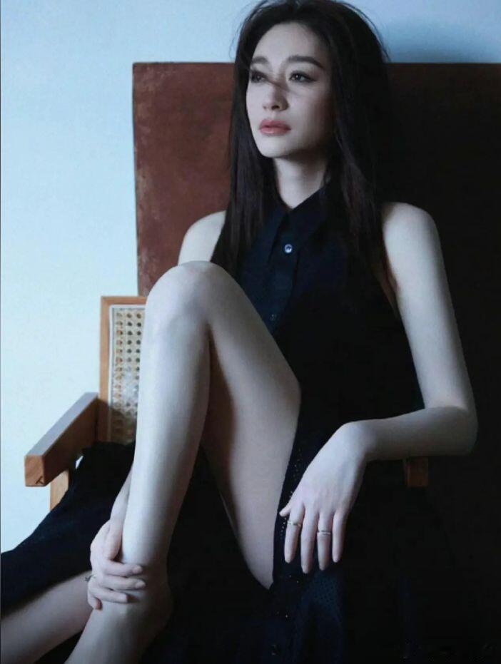 天菩萨…这姐现实中这么恐怖的吗？李小冉的腰夺命的刀，皮肤白的真的是勾人的魂，怪不