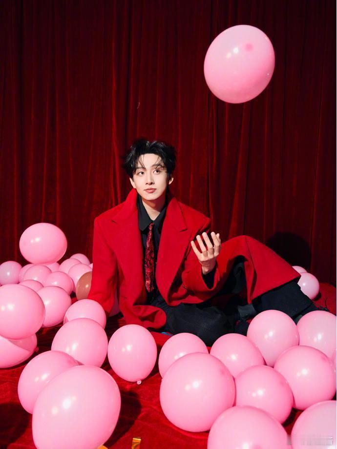 春晚机器人也没逃过齐思钧  齐思钧在春晚后台的这段机器人之旅，让人忍俊不禁。看来