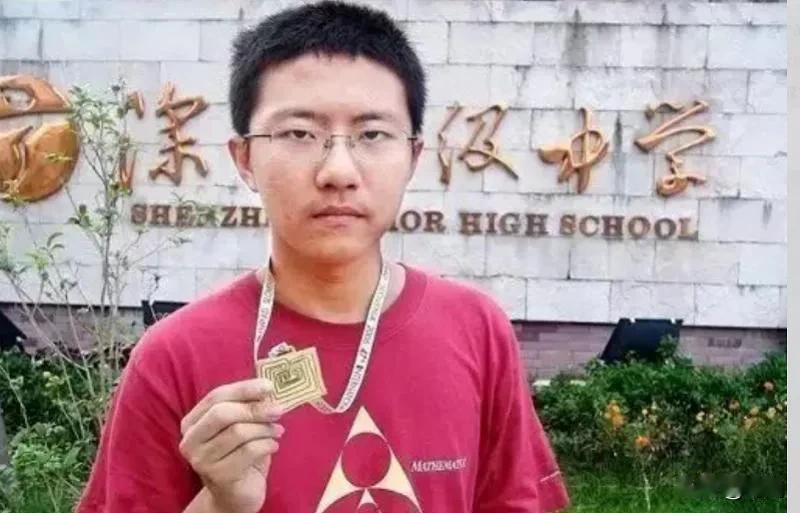 另一位中国籍菲尔兹奖获得者邓煜，相比王虹来说顺风顺水，属于起点好成就高。邓煜，1