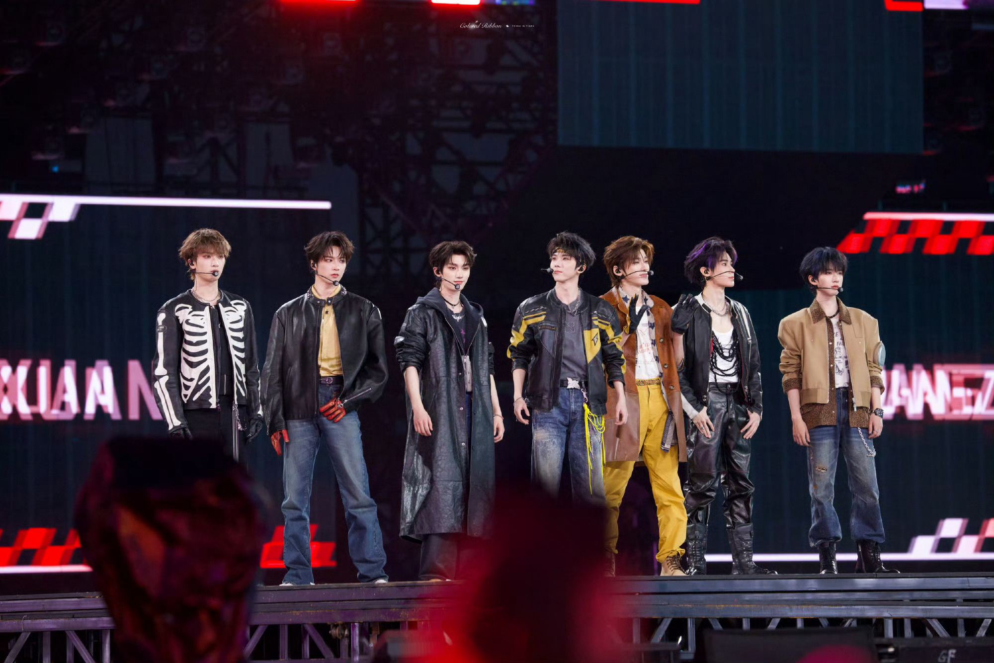 时代少年团黑白简约情绪大片💛🖤什么⁉️这个内娱第一男团 不只唱跳俱全‼️还是
