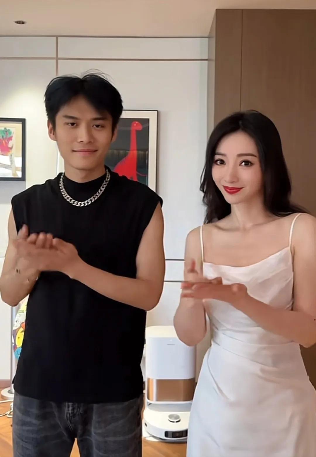 42岁柳岩真的美绝了!

昨晚竟然去了小杨哥直播间，直播前还专门和小杨哥合拍了一