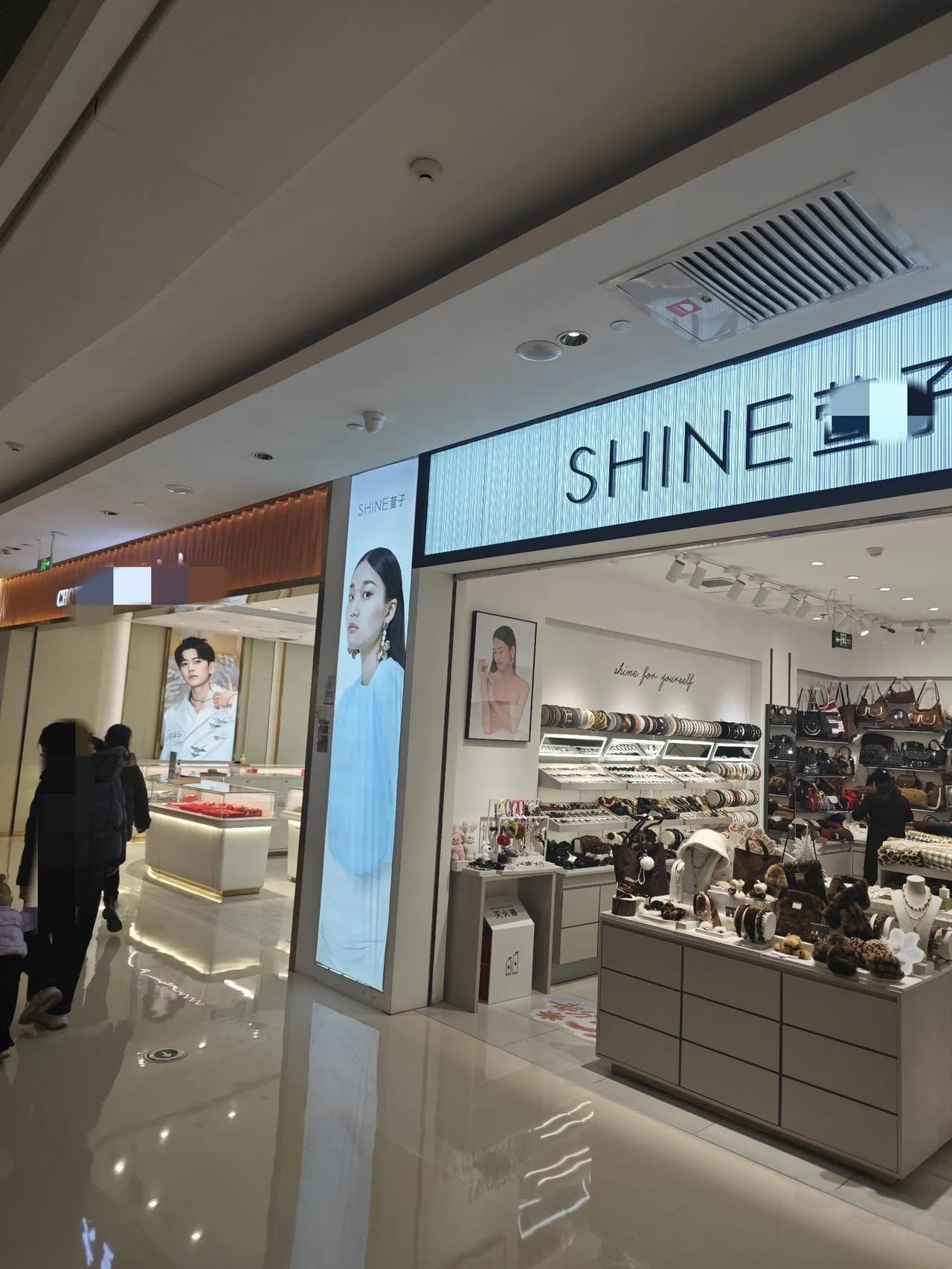 只有我觉得这个模特让人感觉不太好吗？
每次去商场看到这个牌子都感觉不太适应
不是