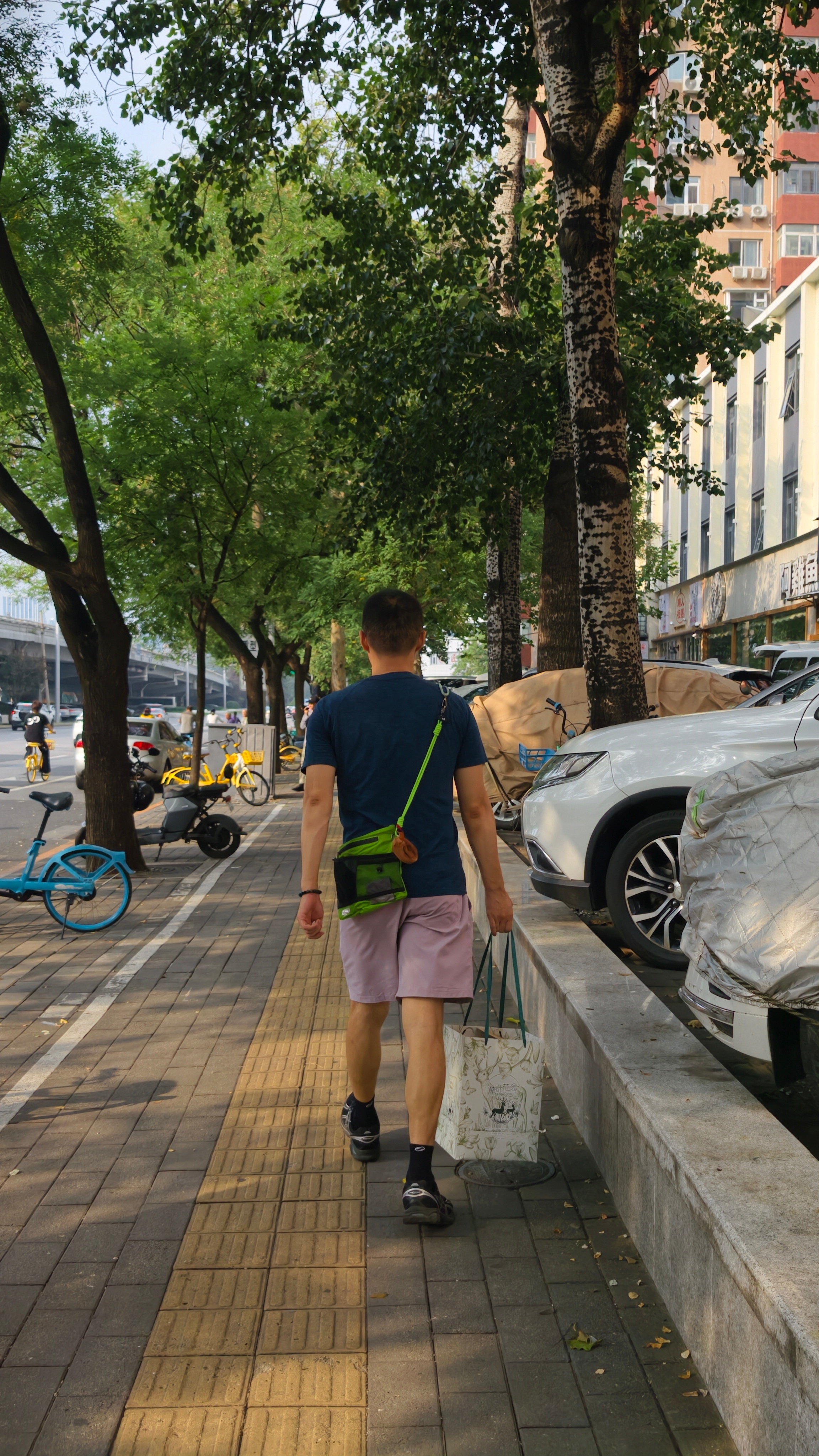 跟臭鹅找朋友吃烤肉，这步伐是不是很正[yeah] ​​​