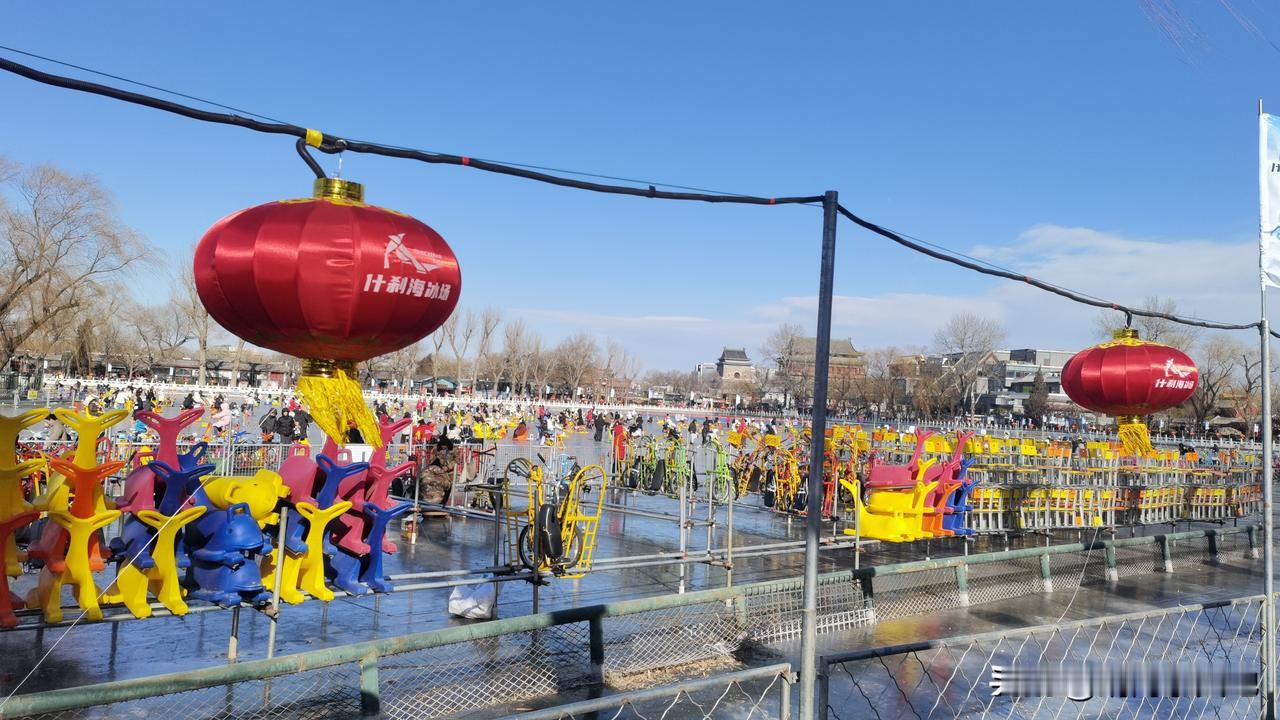 今天什刹海冰场开业第一天，由于很多人不知道，我是上午来的，所以排队的人不多，但冰