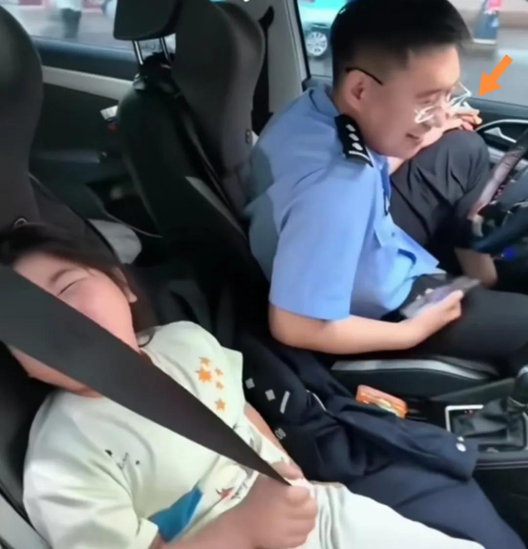 警察抽烟应避开小朋友，吸烟有害健康！