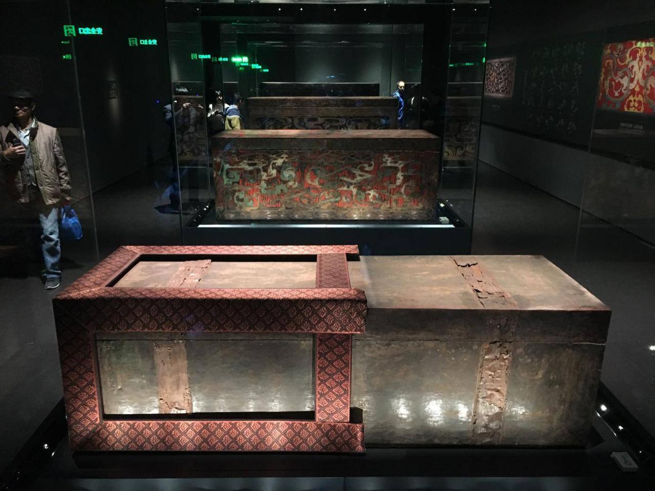 参观马王堆汉墓，听得最多的两个疑惑分别是：第一，古代男尊女卑，为什么辛追的下葬规