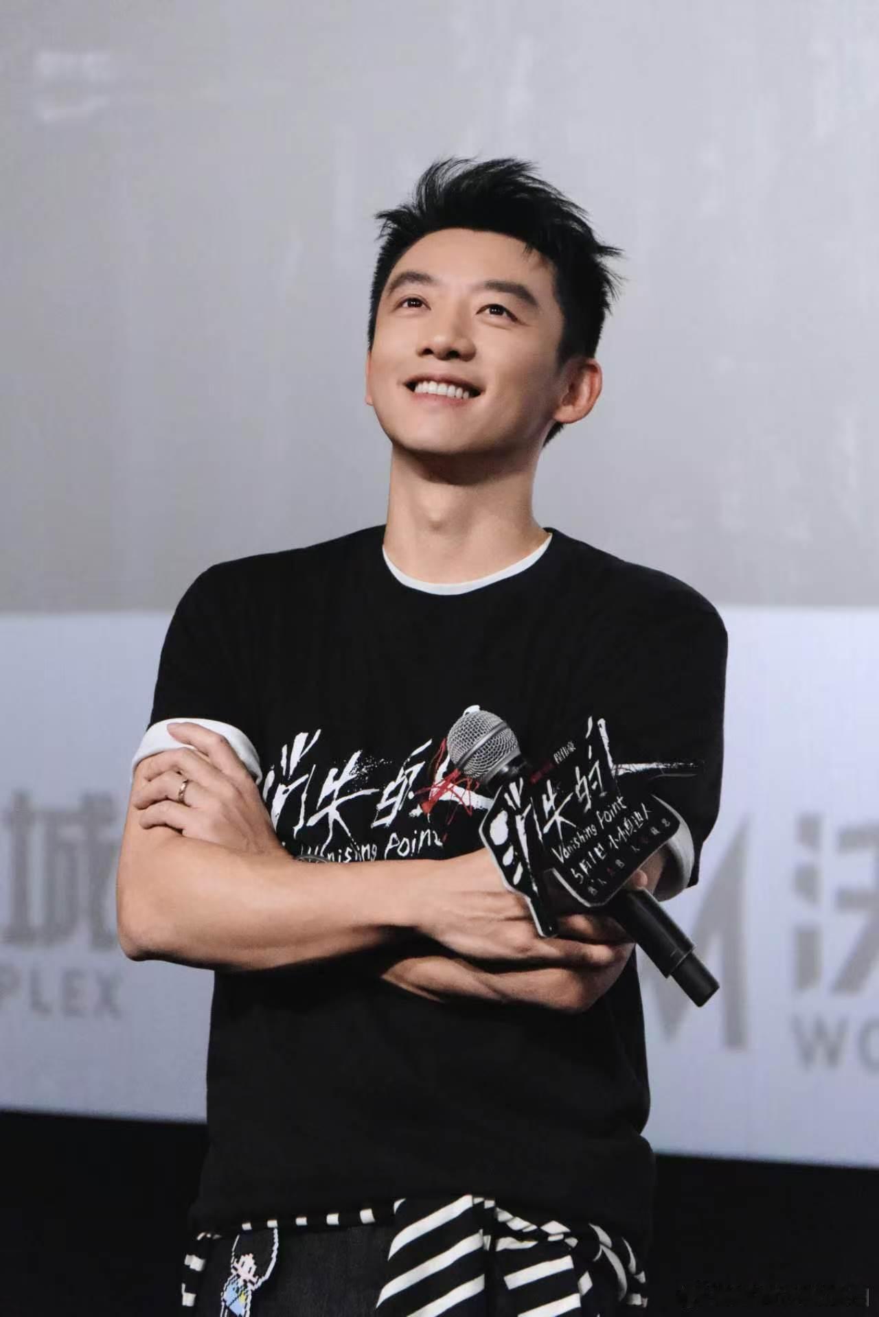 郑恺来了也得拍重庆落地签 郑恺重庆骑摩托完成落地签，夜景机车的碰撞，绝了！ 