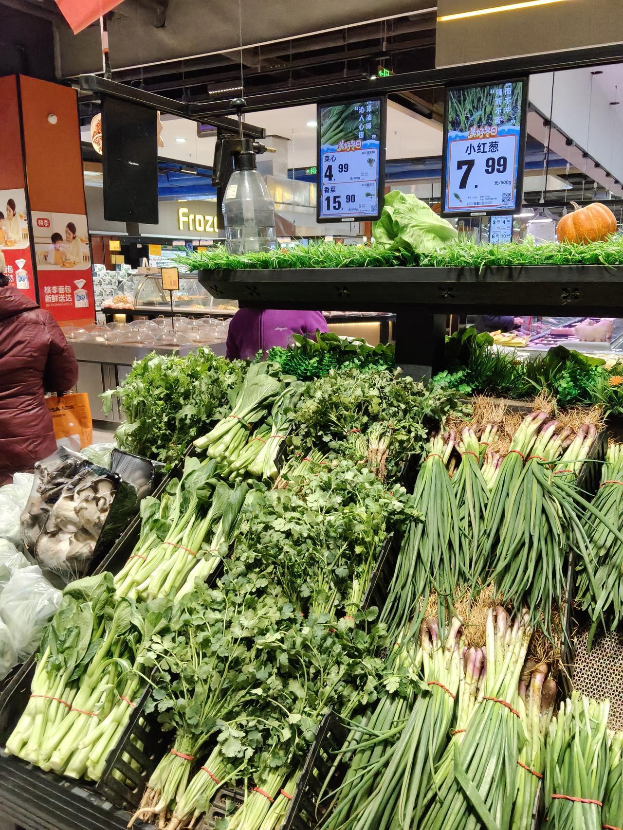 马上过年了去农贸市场买菜，感觉菜价很贵，想买点香菜，农贸市场问了一下价格16块钱