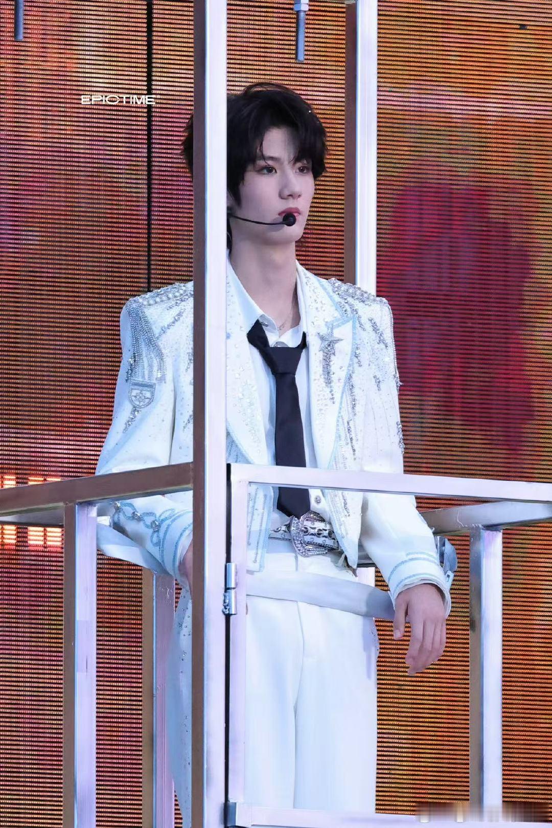 李煜东狼尾造型李煜东狼尾造型帅炸了李煜东四代五公造型李煜东露额头了