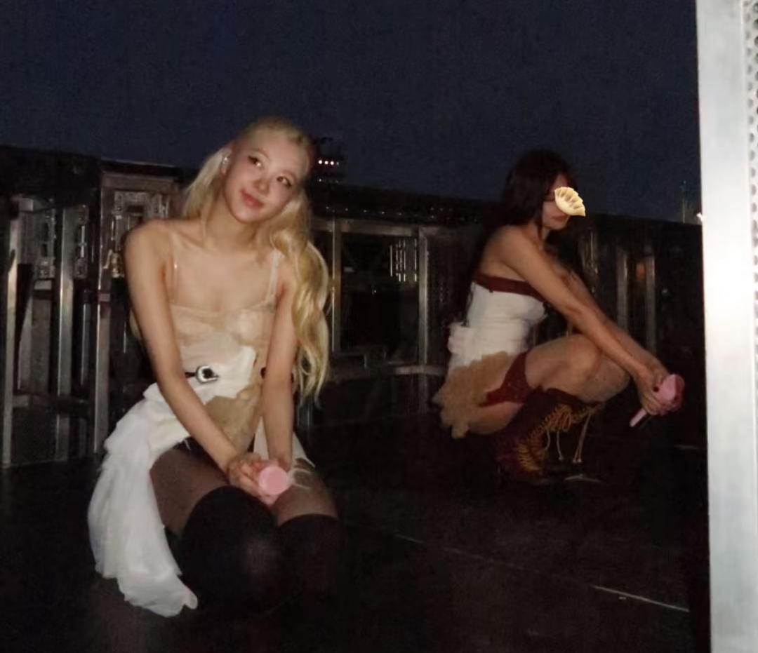 朴彩英ins更新，贴了个小emoji在Jennie脸上！这段时间因为 妮给肉打码