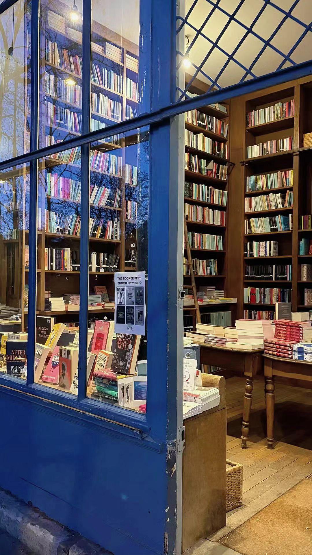 📚蓝窗是书的画框，灯光在字里行间织网✨。每个书架都藏着未拆的时光，你要翻哪一页