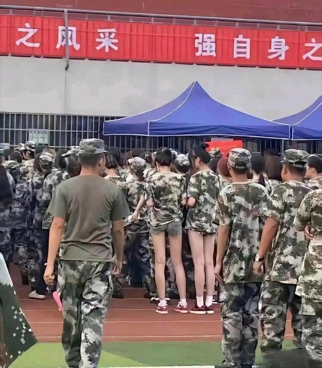 那些拒绝穿军训裤子的学生 