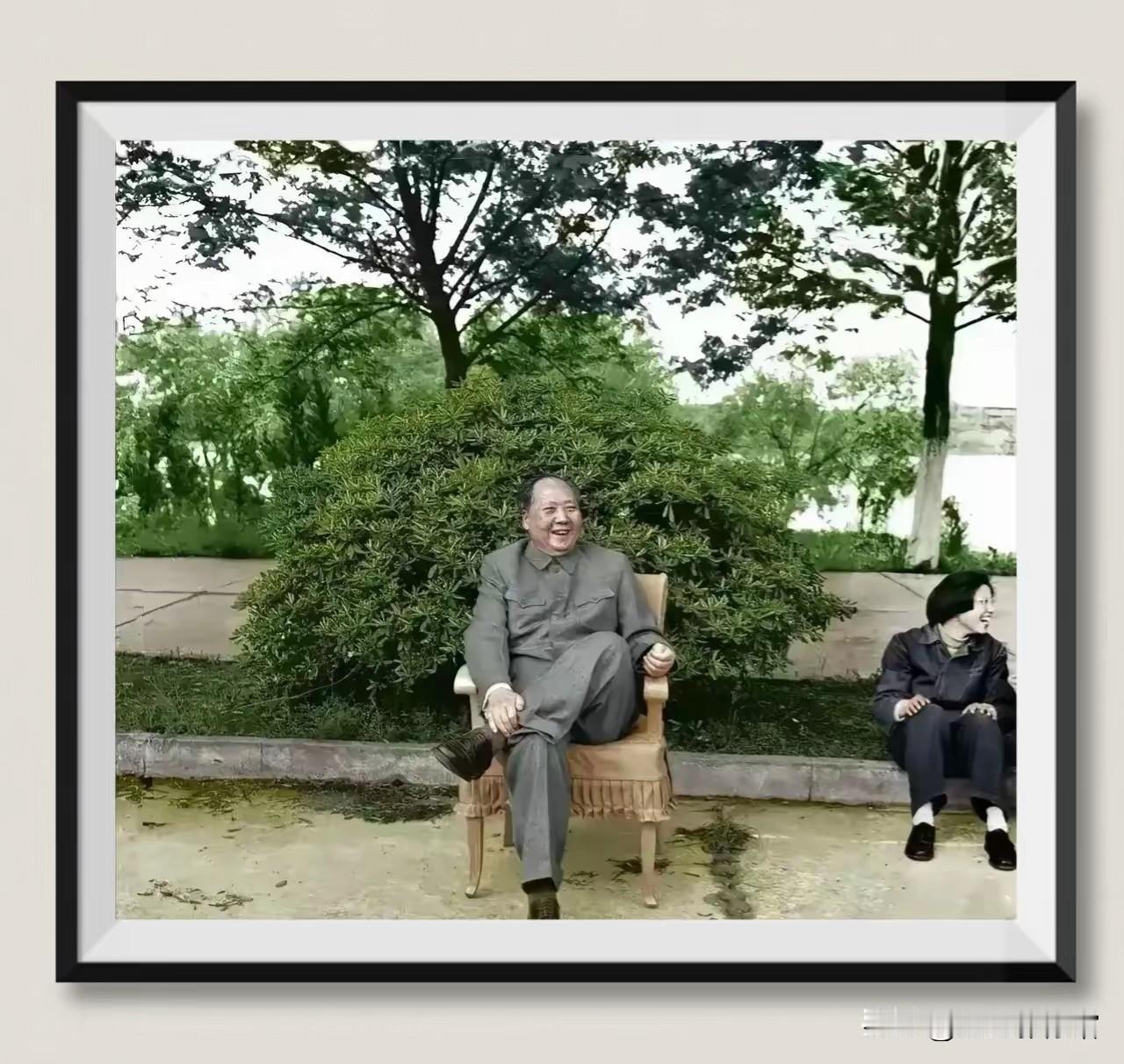这张照片因毛主席灿烂的笑容被广为流传，它展现了领袖在工作之余放松、亲和的一面，打