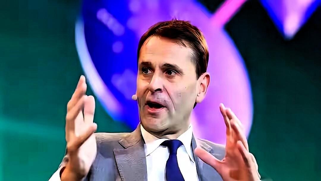 开年就吃到阿斯麦的“瓜”！
那个牛气冲天的光刻机巨头，竟裁员1700人，这操作太