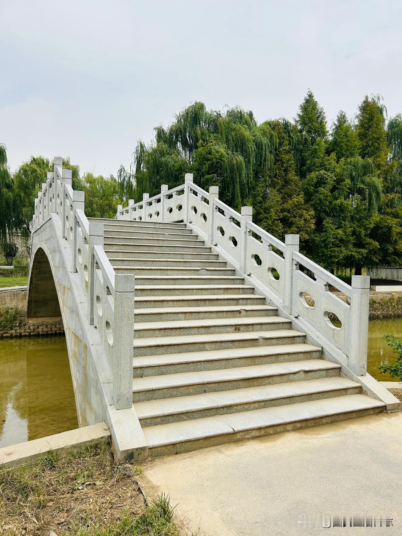 #你会用哪四个字形容股市呢？# 上窜下跳；惊心动魄；大喜大悲。