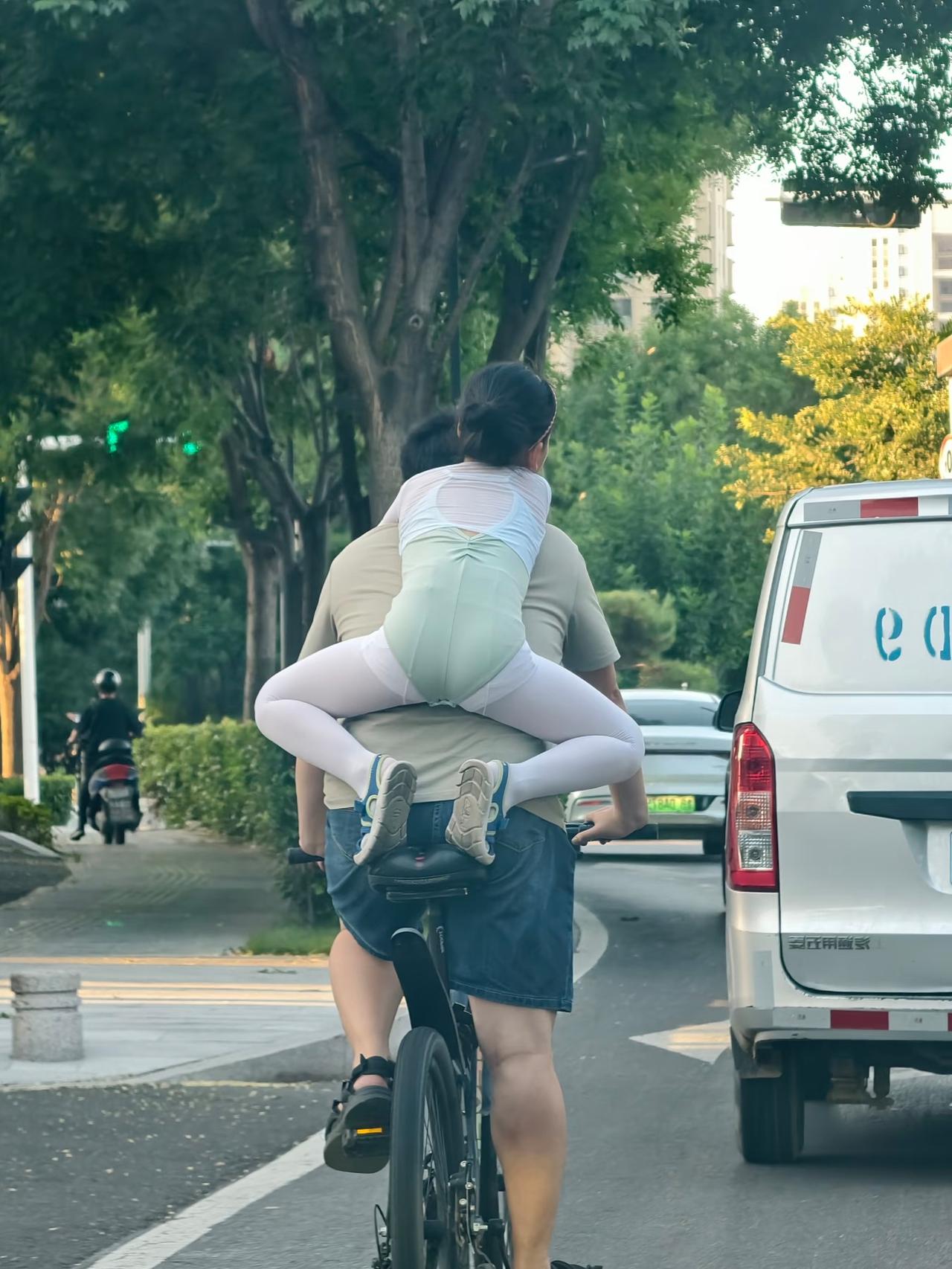 小女孩为了活命只能抓的死死的

看着这一幕看着挺温馨，可我越看越捏一把冷汗。
