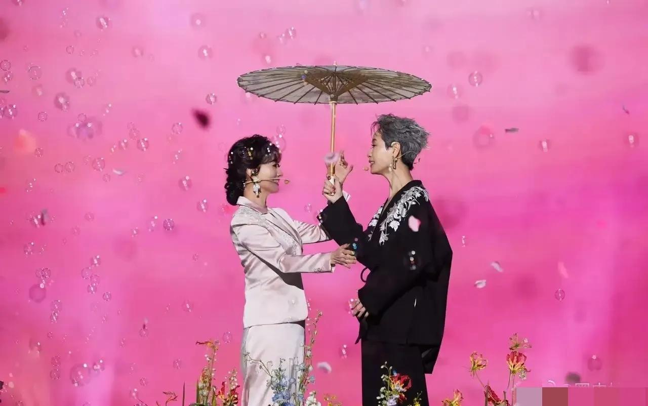 叶童和赵雅芝，经常合体重新演绎白娘子传奇，经典就是经典，至今也无人能超越。以前g