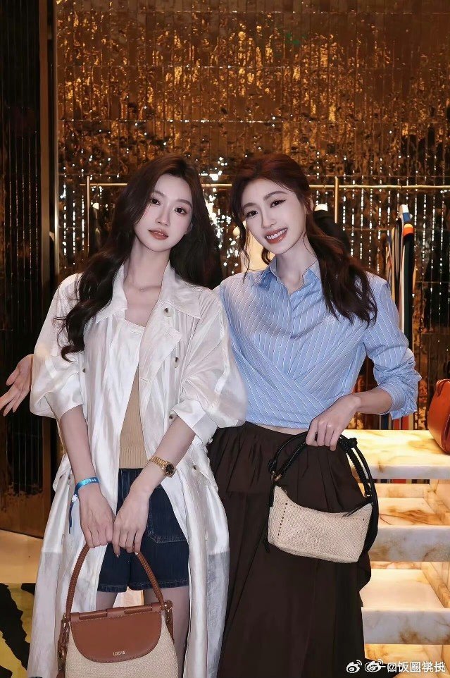 孙乐言阮小咪活动同框昨天的罗意威活动孙乐言阮小咪同框了两个大美女对我眼睛很好！孙