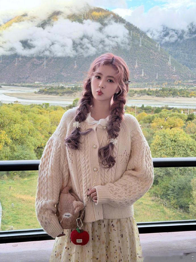 白鹿西藏游客照白鹿九宫格西藏plog 看白鹿的 plog 云游西藏，粉发与纳木错