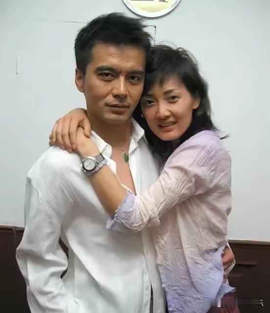 许亚军说和牛莉曾睡过一张床盖过一条被子，他们之前合作《空镜子》的时候，牛莉饰演他