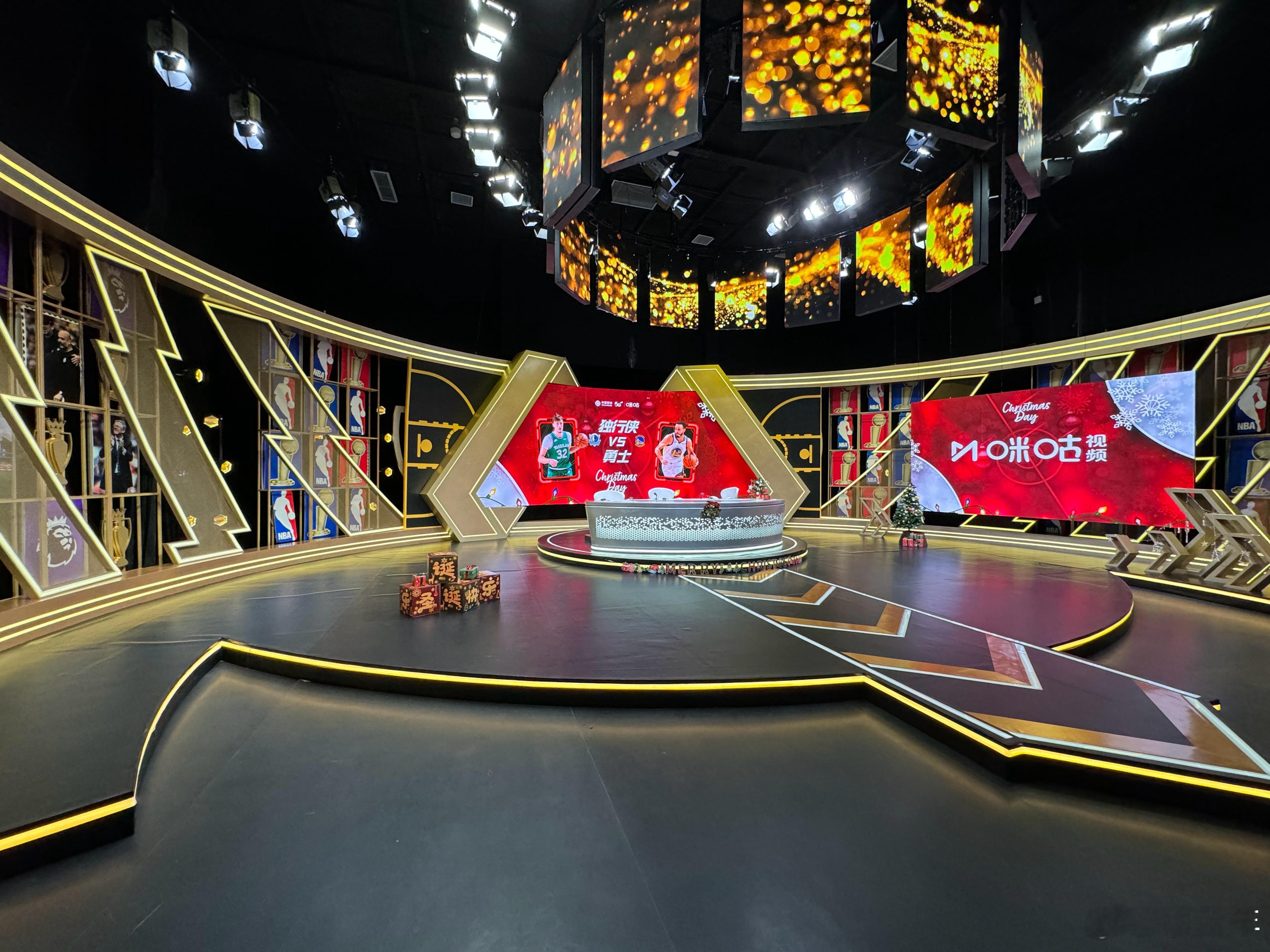 独行侠勇士圣诞大战预备！克雷再度回到大通中心，水花兄弟的第一次圣诞大战碰面，弗拉